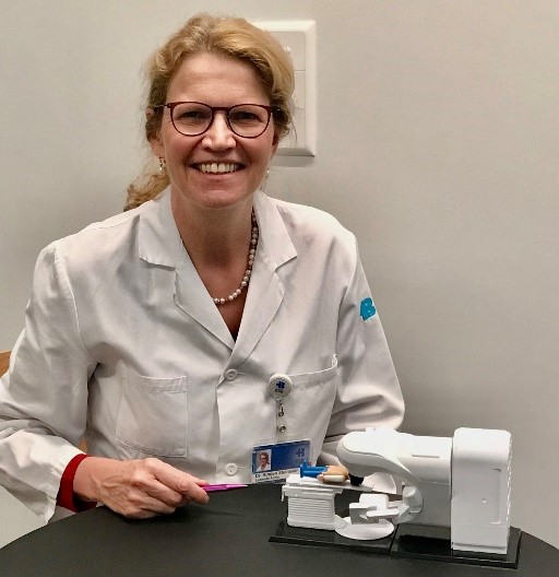 steinauer.jpg Frau Dr. med. Kirsten Steinauer mit dem "Miniatur Linac Modell"