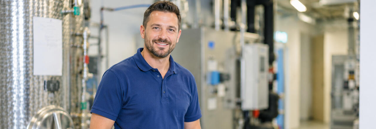 Handwerker im Technikraum
