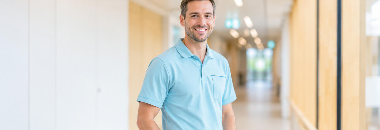 Physiotherapeut im Gang