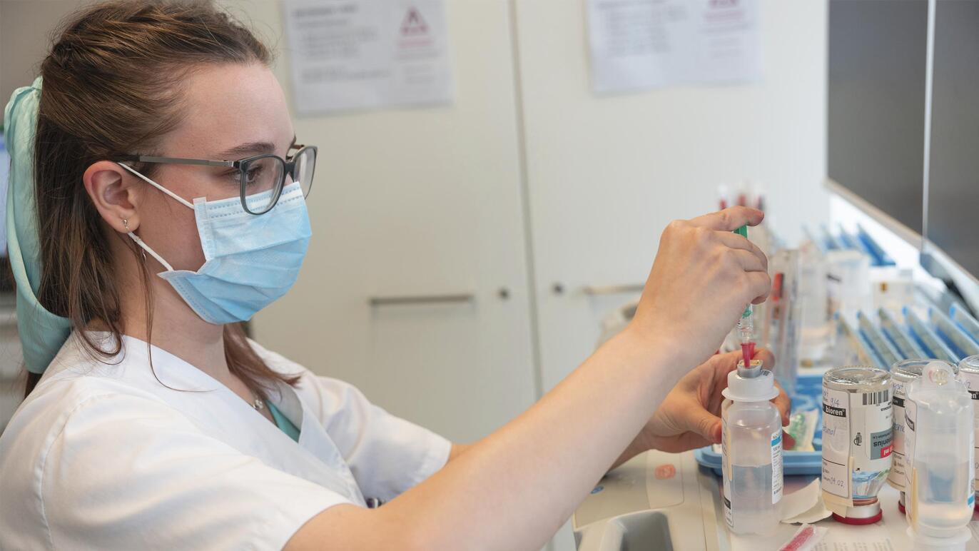 Pflegefachfrau Patricia Rheiner bereitet eine Infusion vor.