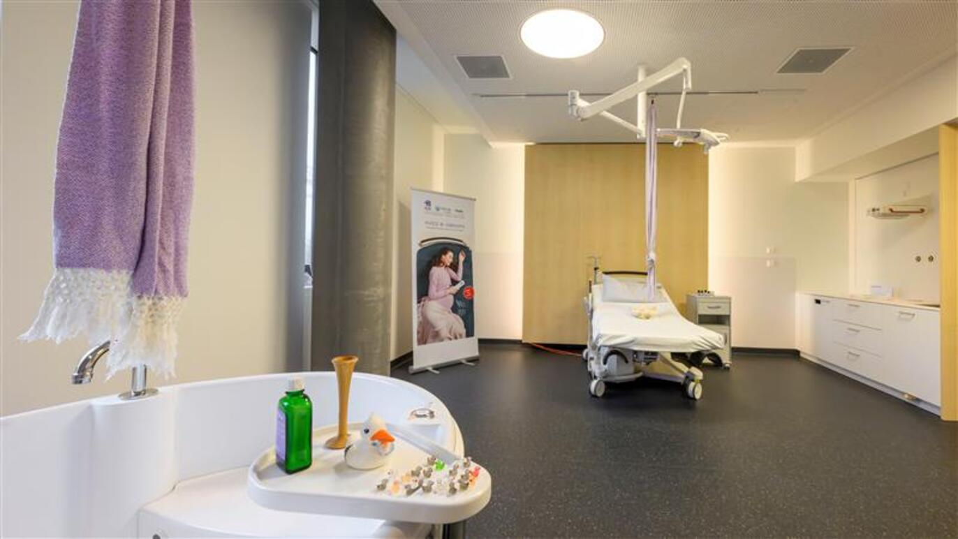 Gebärzimmer mit Badewanne