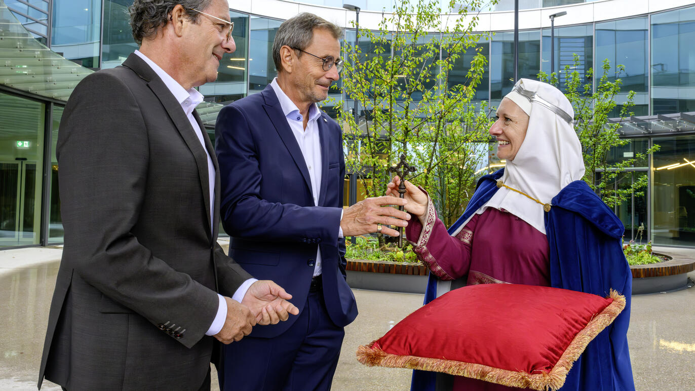 Koenigin Agnes uebergibt Schlüssel an CEO und VRP
