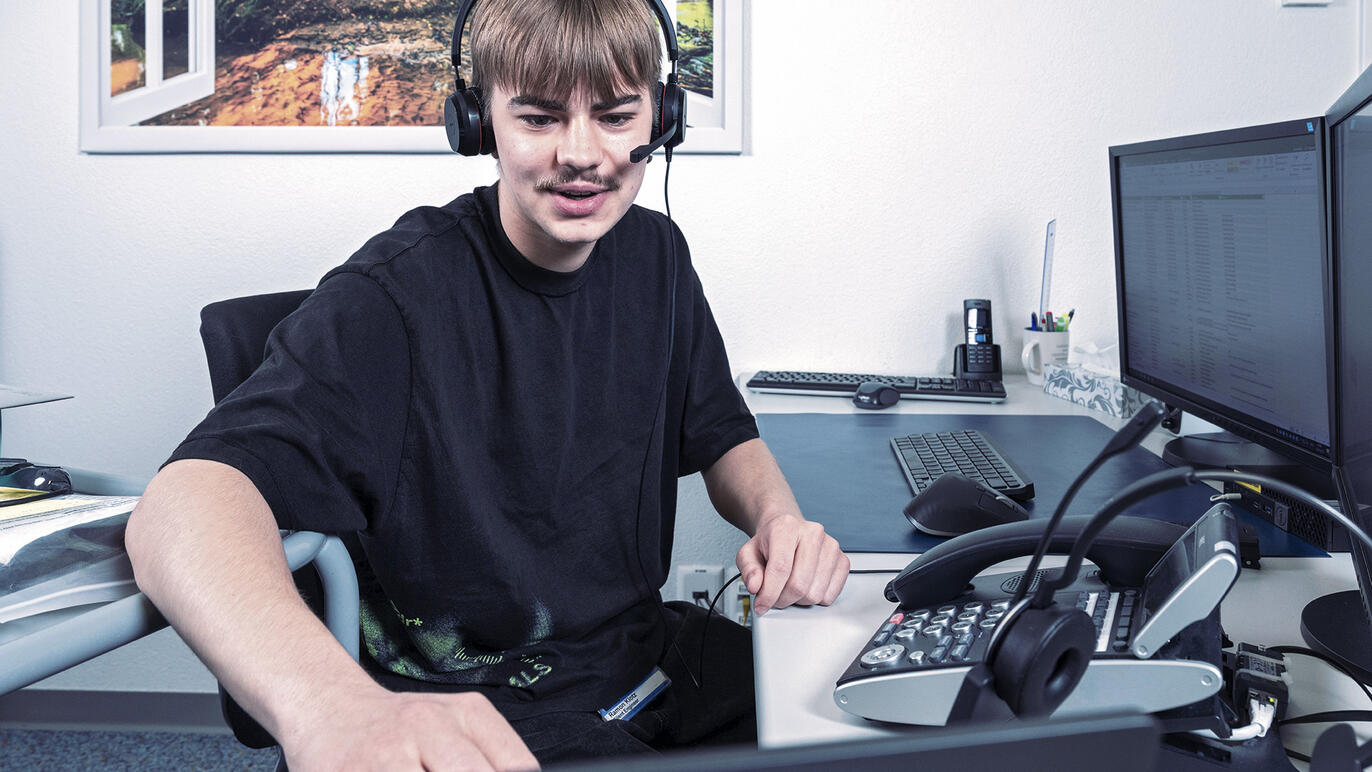 Lernender mit Headset am PC