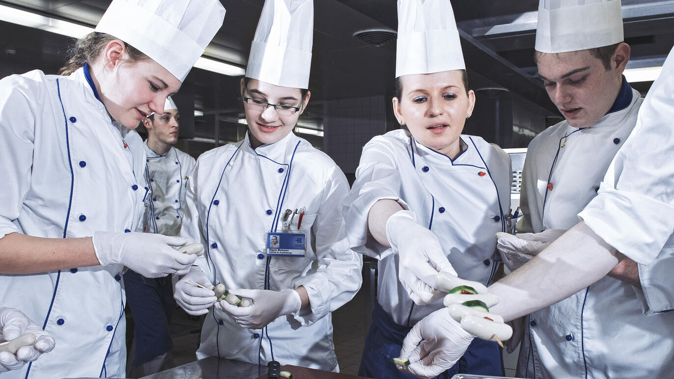 Lernende arbeiten zusammen in der Küche