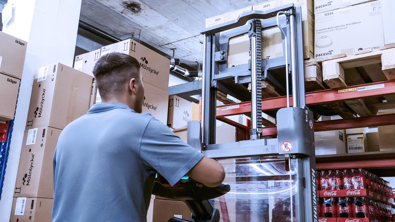 Logistiker räumt Gestell ein