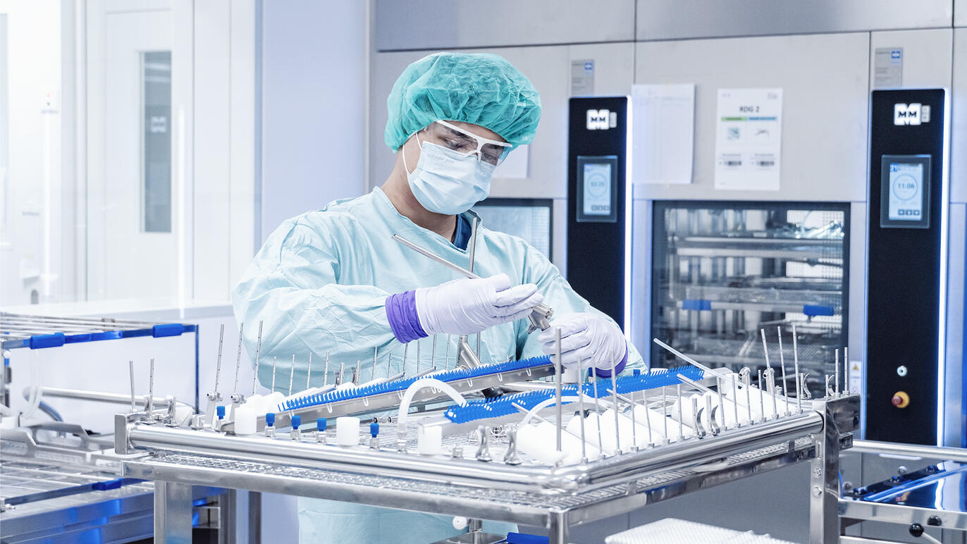 Lernender kontrolliert Operationsbesteck