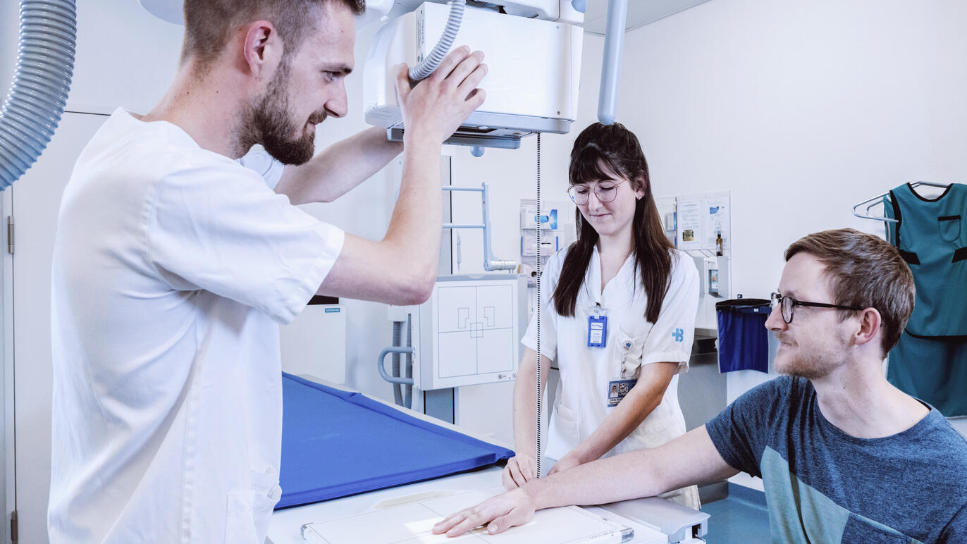 Die Hand eines Patienten wird geröntgt
