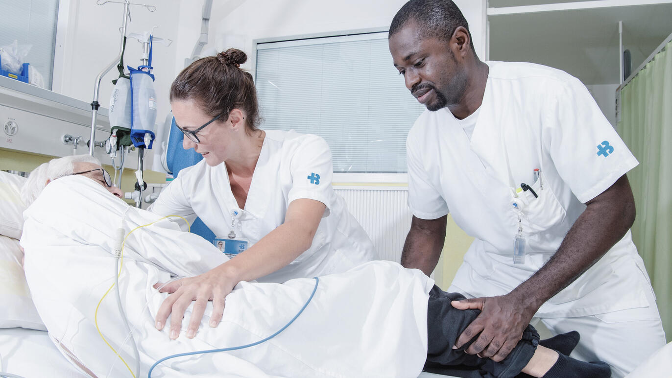 Patient wird ins Bett gelegt.