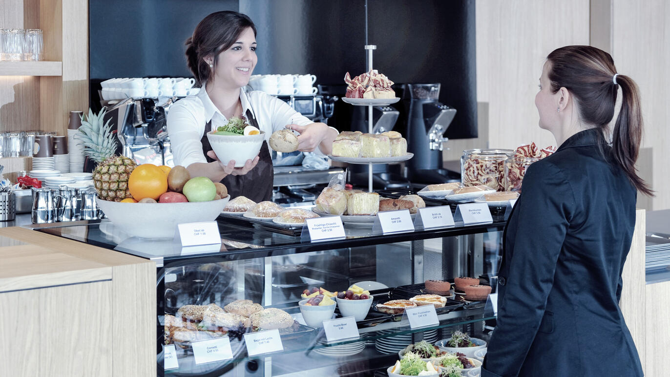 Frau bestellt Essen im Caffè Orizzonte