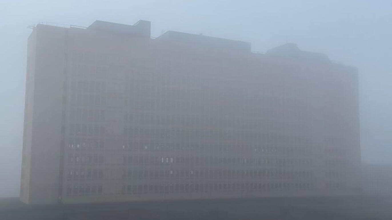 Altbau im Nebel