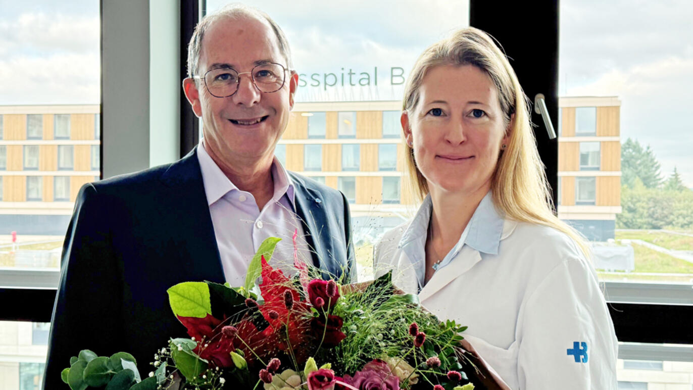 Glückwunsch: KSB-CEO Adrian Schmitter gratuliert Irene Burger. Sie wurde von der ETH Zürich zur «Professor of Practice» a...