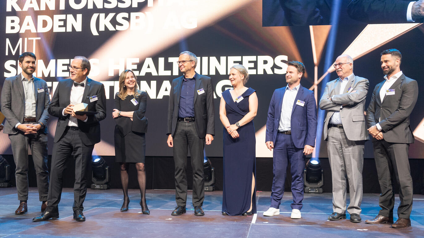 Vertreter des KSB und von Siemens Healthineers nehmen den Digital Excellence Award entgegen. (Bild: Eduard Meltzer Photography)