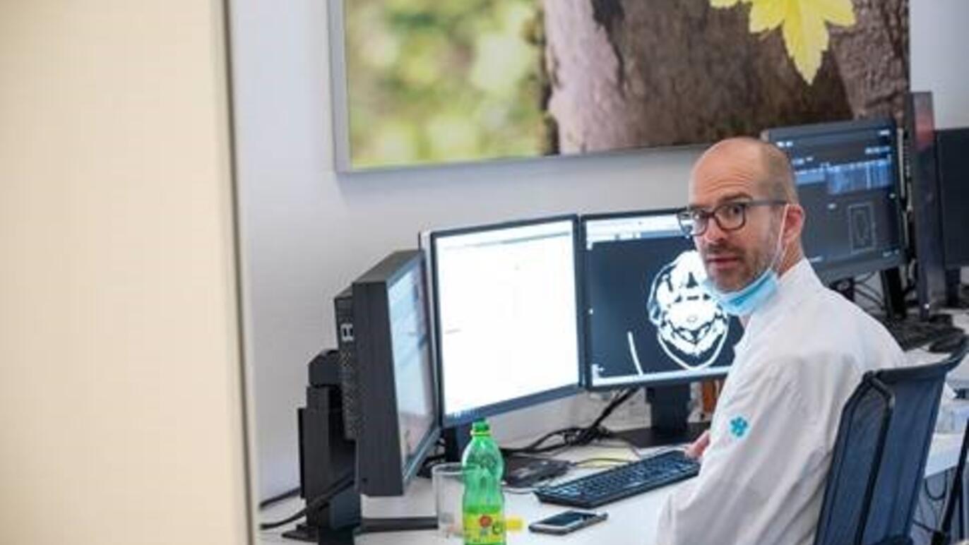 Prof. Dr. med. Tilo Niemann an seinem Arbeitsplatz.