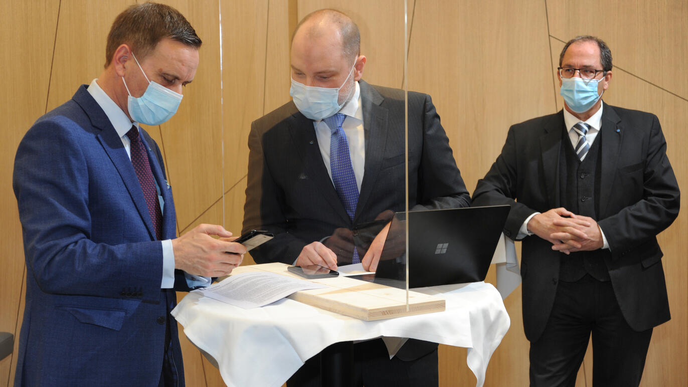 Gesundheitsdirektor Jean-Pierre Gallati, Nicolai Lütschg, Adrian Schmitter (v.l.n.r.)