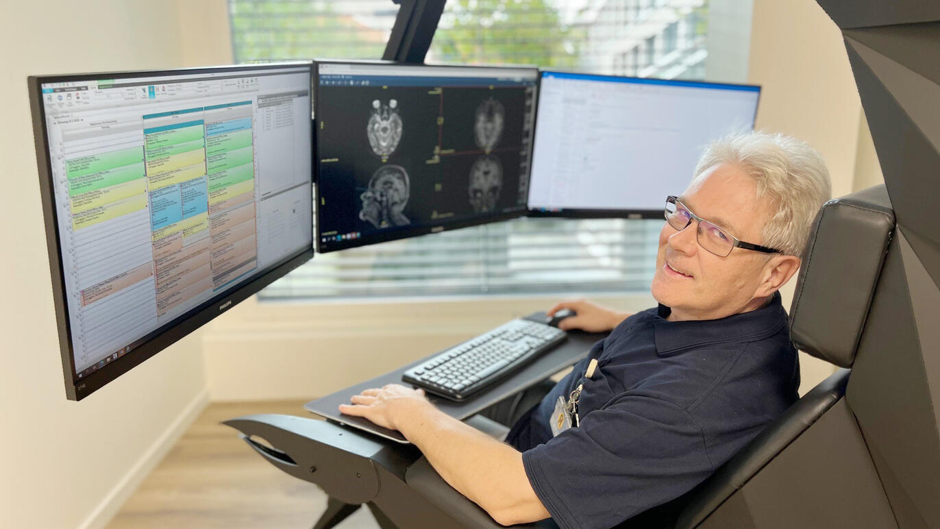 Radiologiefachmann Gregor Skupinski (Power User MRI) an seinem neuen Arbeitsplatz im Virtual Cockpit.