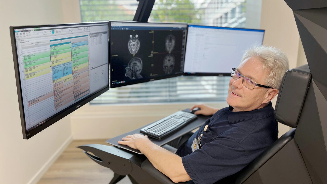 Radiologiefachmann Gregor Skupinski (Power User MRI) an seinem neuen Arbeitsplatz im Virtual Cockpit.
