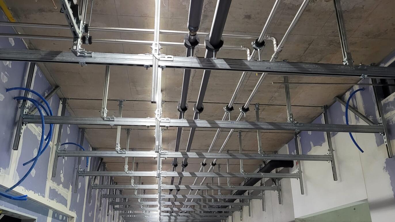 Innovatives Befestigungssystem im Neubau des KSB: Die Hilti Schweiz AG hat für die HLKSE-Gewerke neue Halterungssysteme entw...
