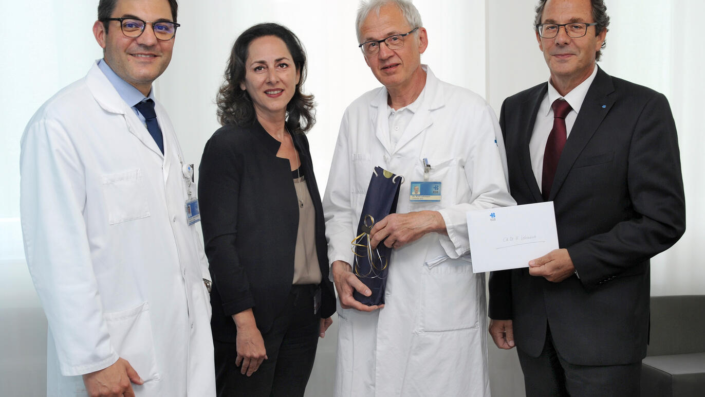 Ehre, wem Ehre gebührt: Chirurgie-Direktor Antonio Nocito (links), HR-Chefin Sabina Romagnolo und CEO Adrian Schmitter (rech...