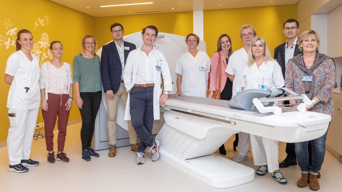 Standortleiter Dr. med. Tim Stegemann (fünfter von links) und das Team des Instituts für Radiologie Leuggern.