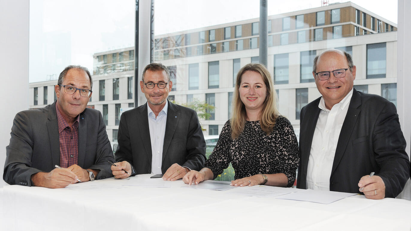 Der Mietvertrag zwischen dem KSB und der RABAG ist unterzeichnet. Von links: Adrian Schmitter (CEO KSB), Daniel Heller (Präs...