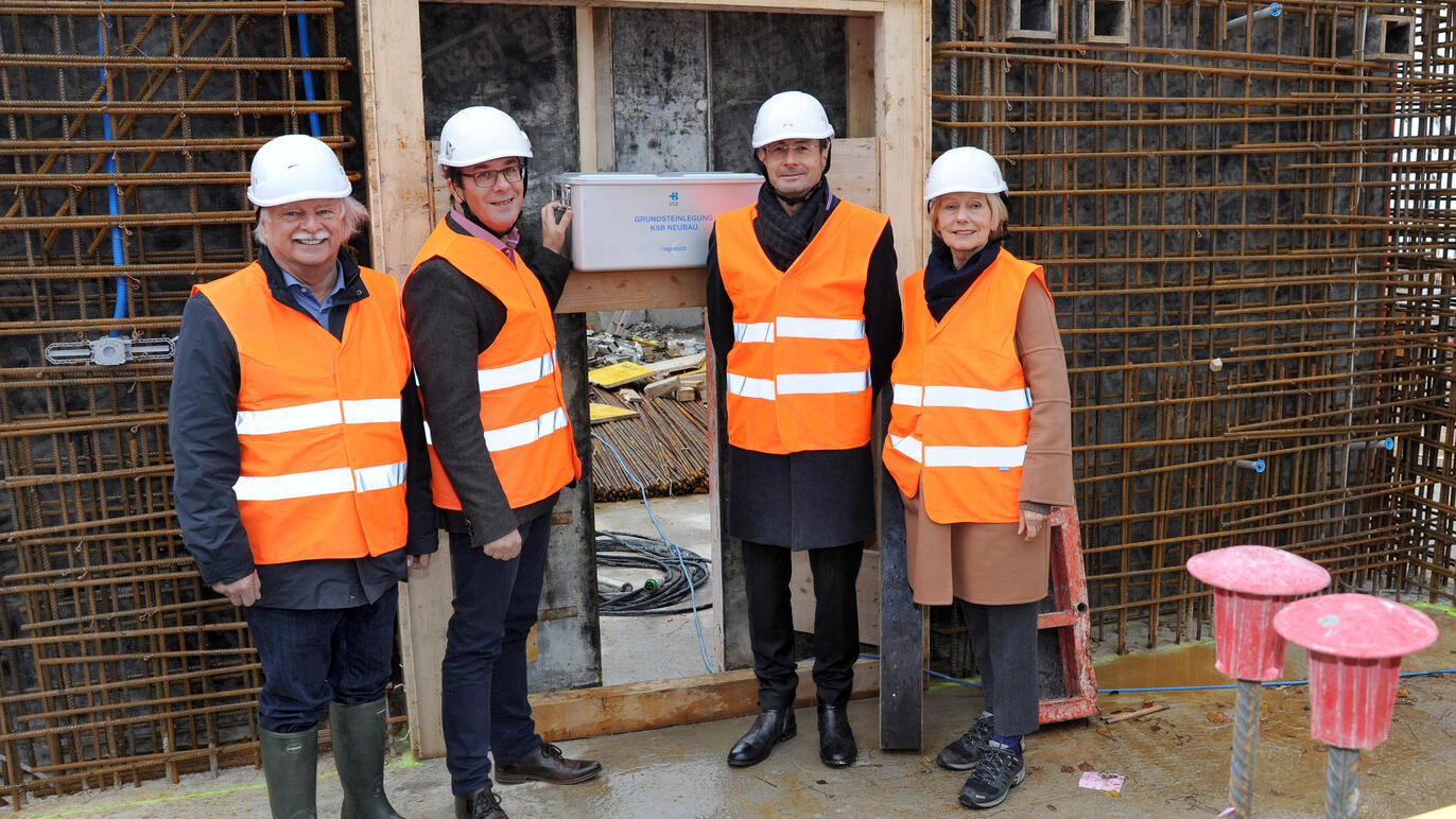 Erinnerungsfoto mit Zeitkapsel: Bauprojekt-Leiter Hansruedi Gmünder, KSB-CEO Adrian Schmitter, KSB-Präsident Daniel Heller ...