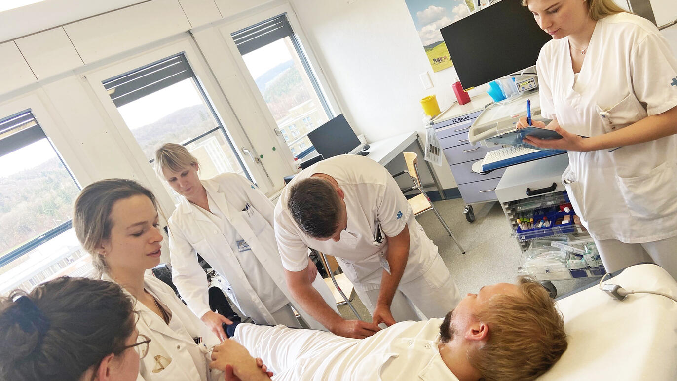 KSB-Mitarbeitende beim Notfall-Training auf der internistischen Bettenstation.