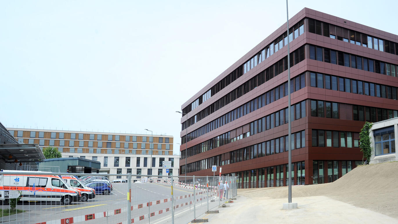 Blick auf das Partnerhaus II (rechts). Im Hintergrund sieht man den Spitalneubau, der im Herbst 2024 bezogen wird.