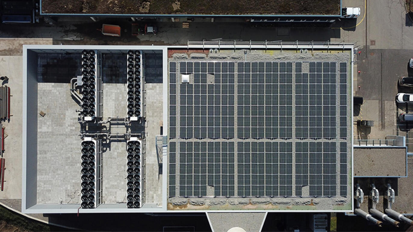 Die Photovoltaikanlage auf dem Dach des KSB-Heizwerks.