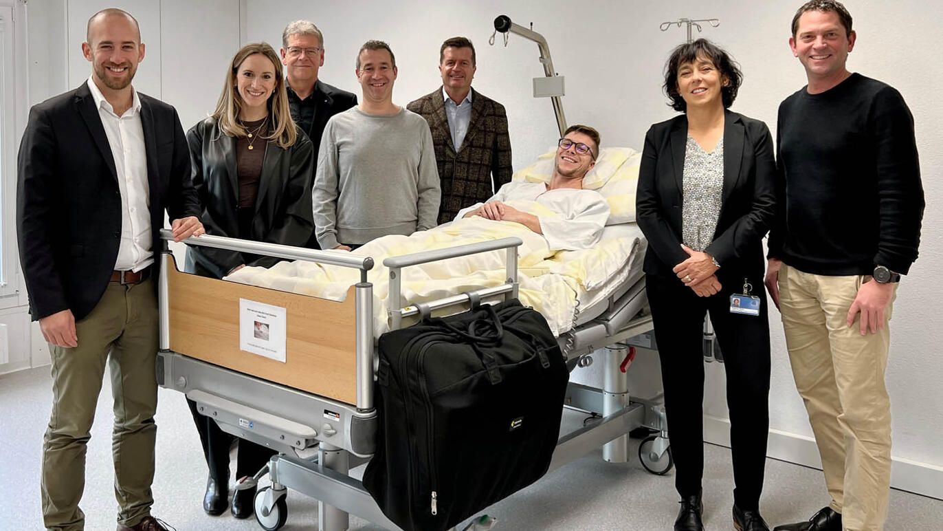 Stofftasche statt Plastiksäcke: Das aus Pflege- und Logistikexperten bestehende Projektteam präsentiert gemeinsam mit Vertr...