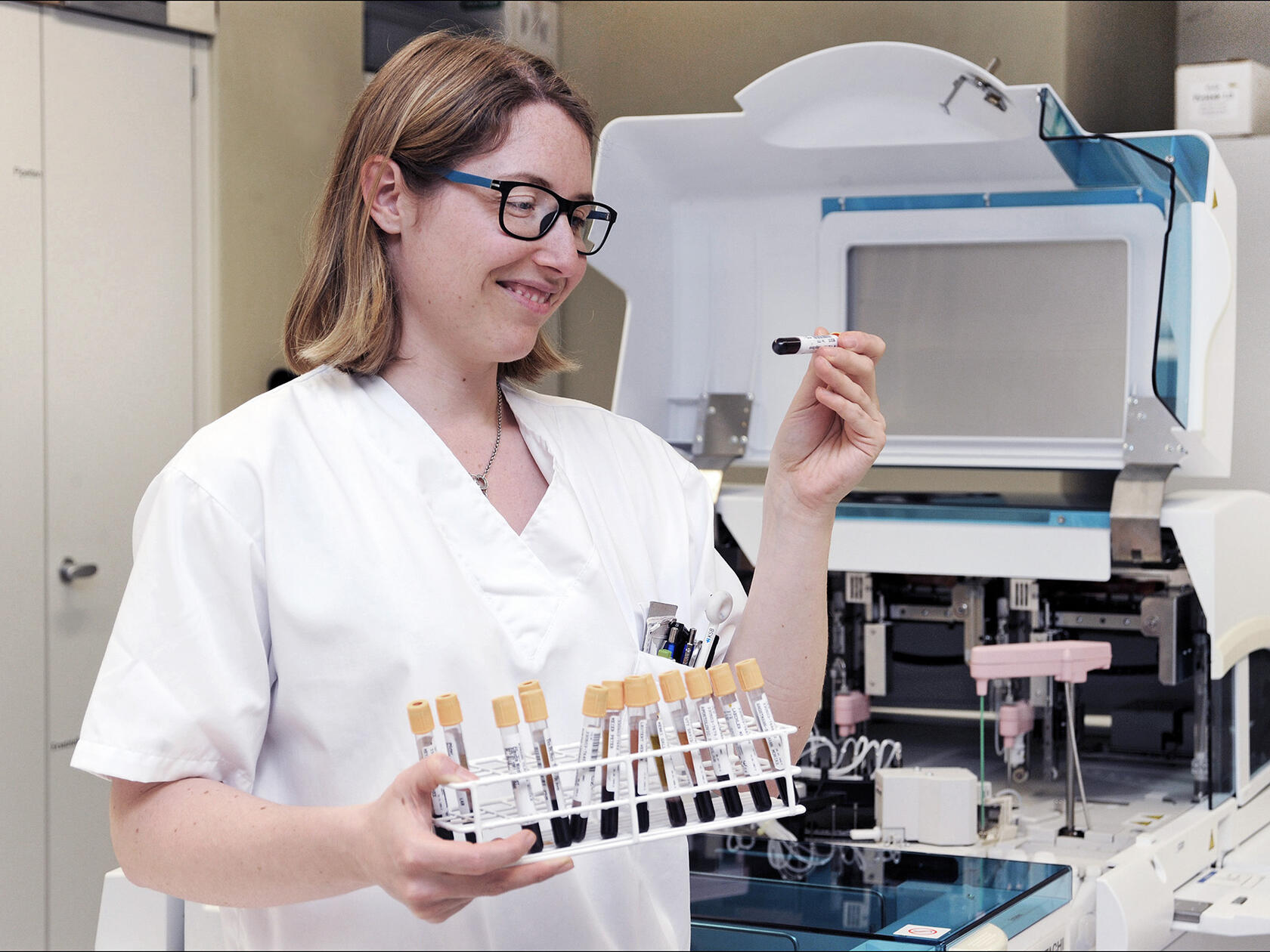 KSB-Mitarbeiterin untersucht Proben im Labor.