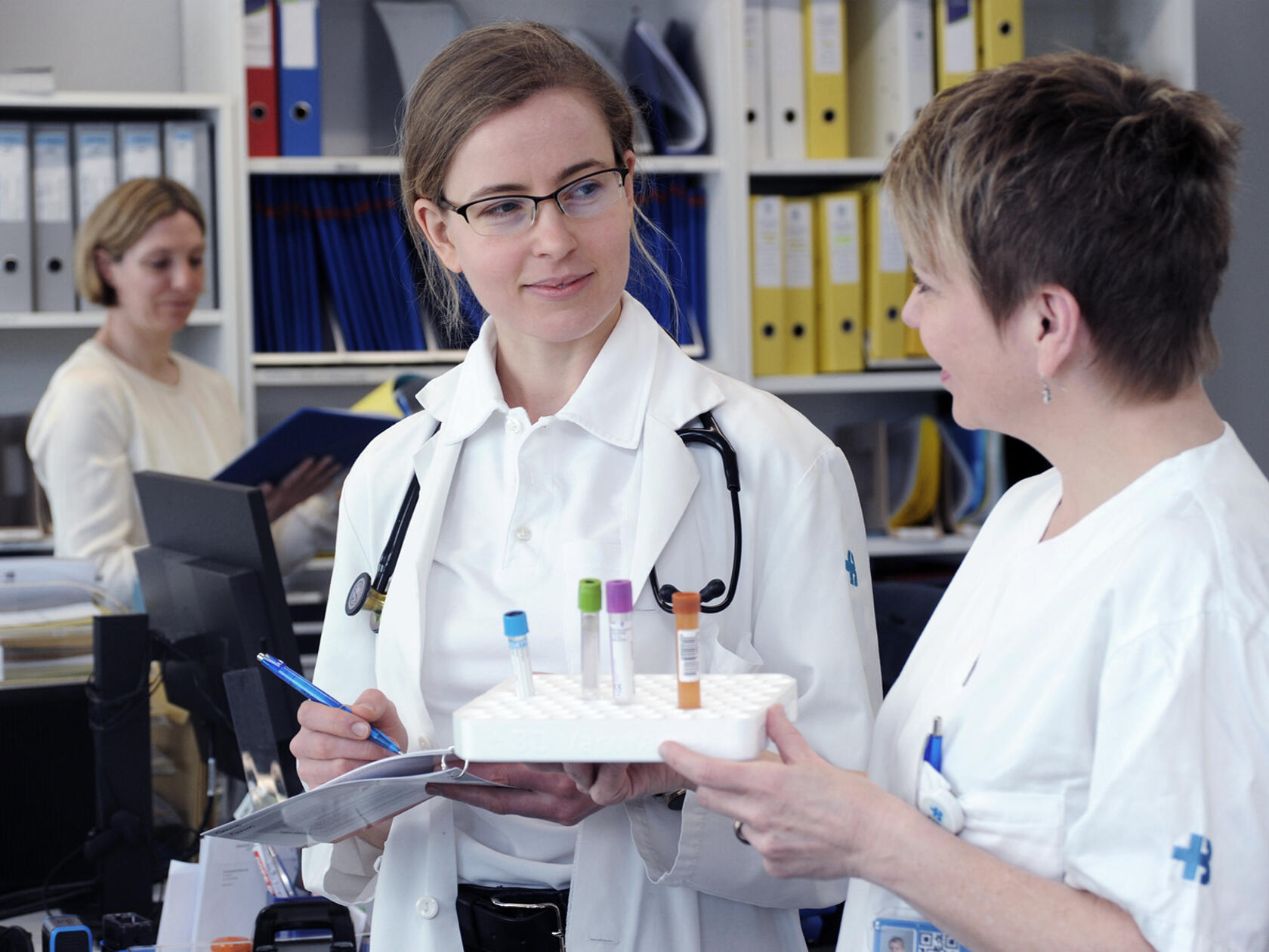 Zwei Ärztinnen des KSB im Gespräch mit Laborproben