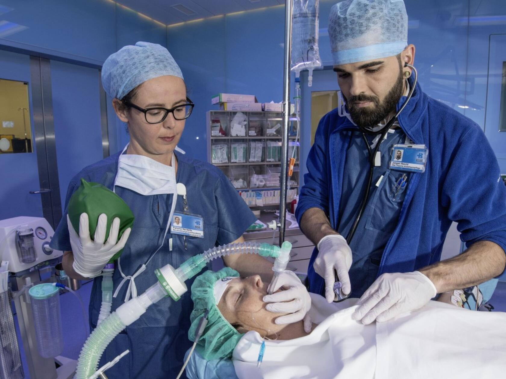Zwei Anästhesisten im OP-Saal mit Patientin