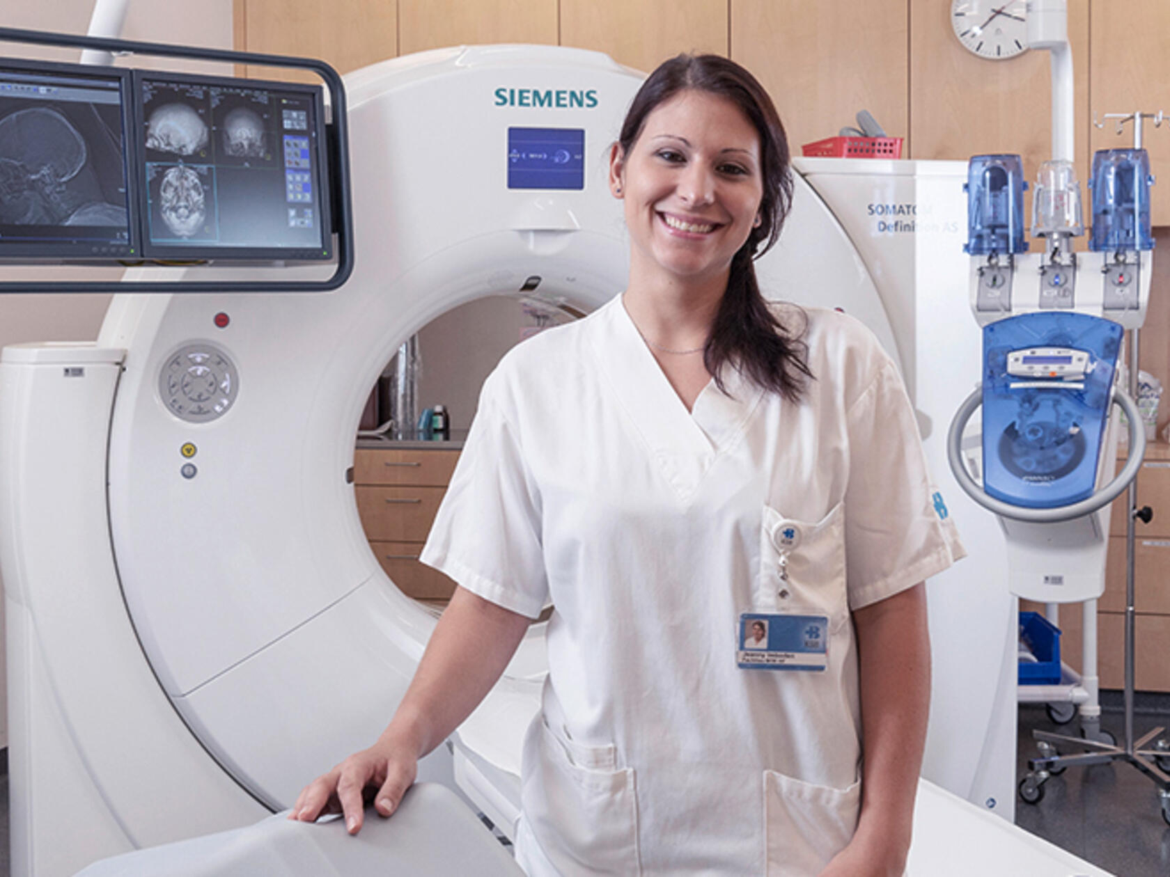 Radiologiefachfrau mit MRI