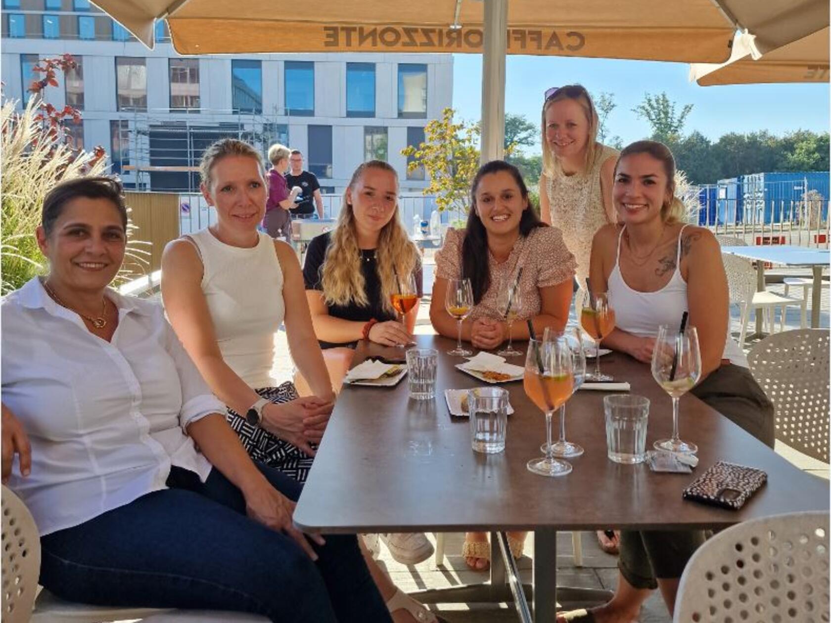 Führungsteam Chirurgie gemeinsam am Tisch