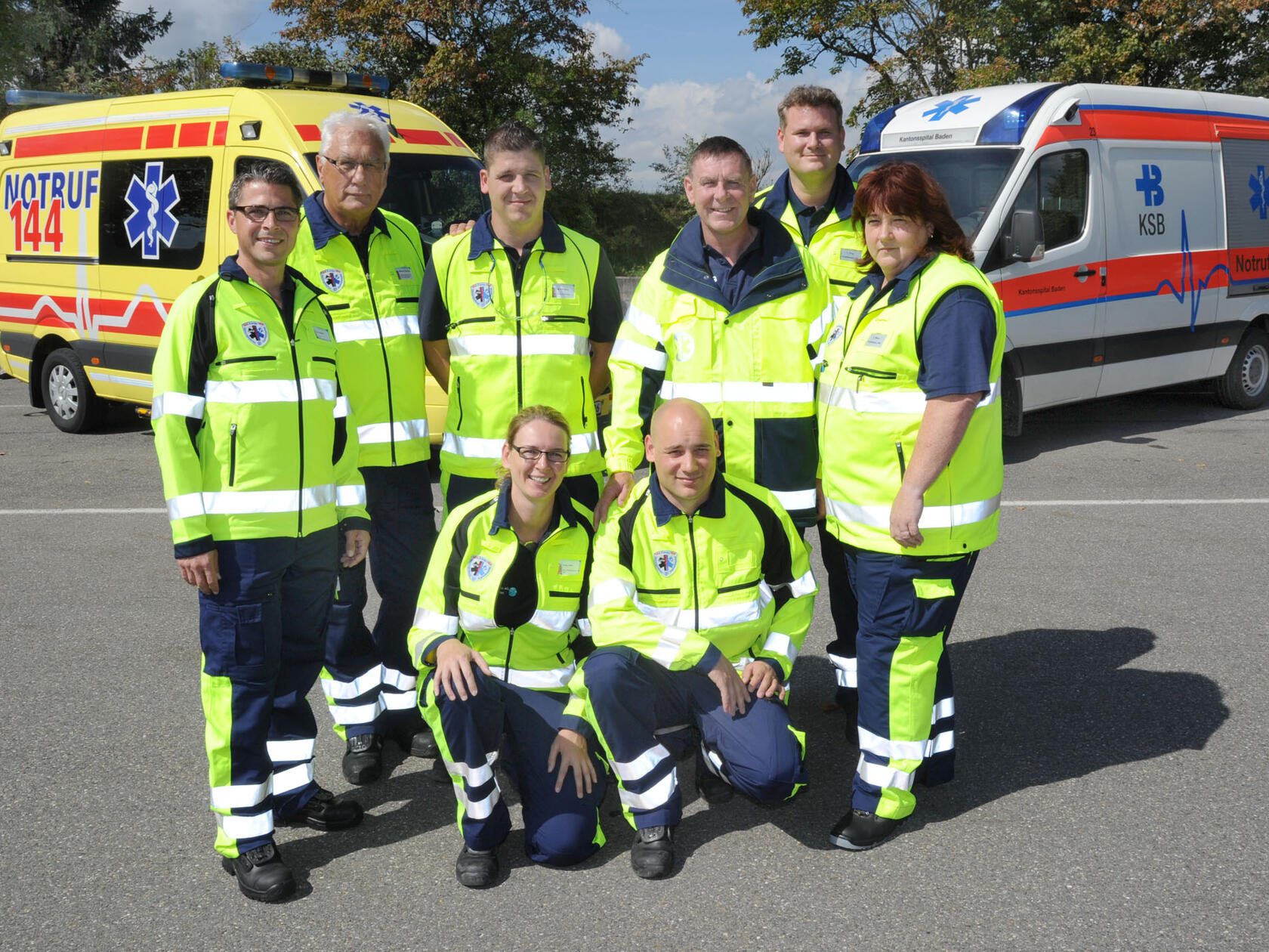 Rettungssanitäter und -sanitäterinnen in den neuen Uniformen. Links im Bild, Toni Oetterli, Leiter Rettungsdienst/Einsatzle...