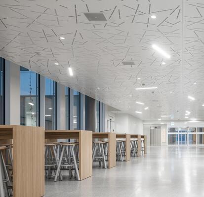 Sitzecke vor dem Personalrestaurant
