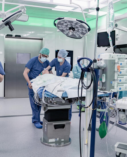 Ein Patient wird im OP gelagert