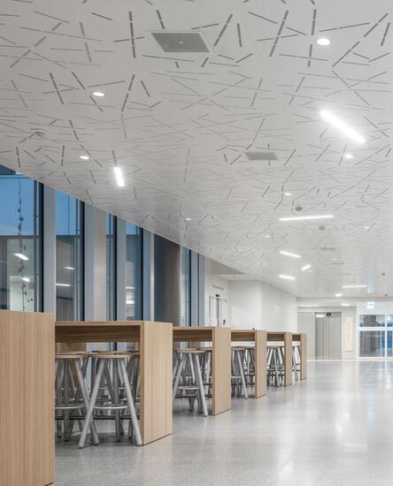 Sitzecke vor dem Personalrestaurant