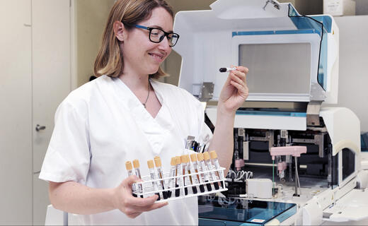 KSB-Mitarbeiterin untersucht Proben im Labor. 