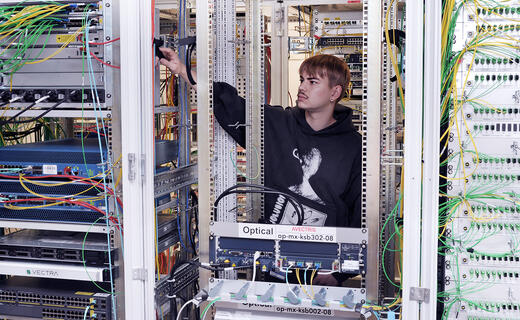 Ein IT-Spezialist betreut Server am KSB. 