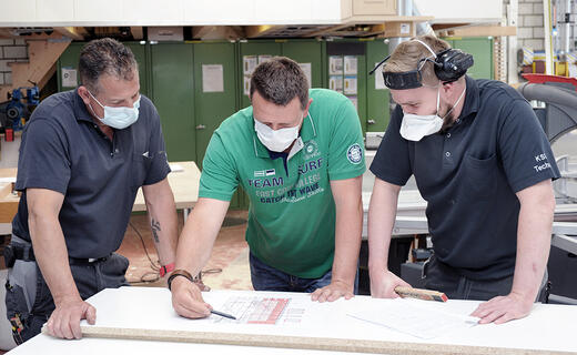 schreiner bei der arbeit