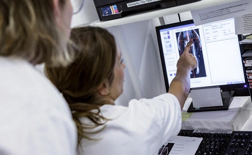 Zwei Ärztinnen kontrollieren einen Körper Scan