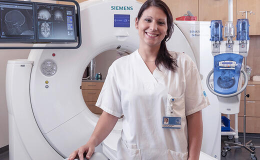 Radiologiefachfrau mit MRI