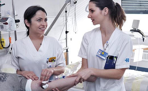 Zwei KSB-Pflegerinnen legen eine Infusion.