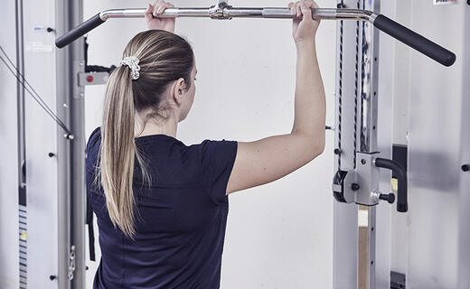 Frau macht Krafttraining