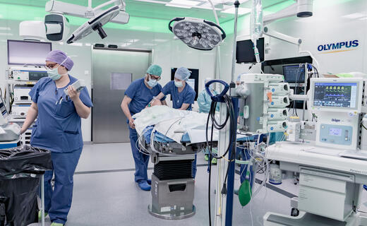 Ein Patient wird im OP gelagert