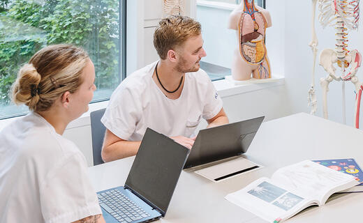 Ärzte am Studieren