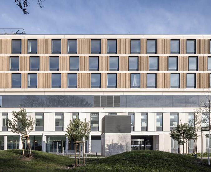 Aussenansicht KSB aus dem Park