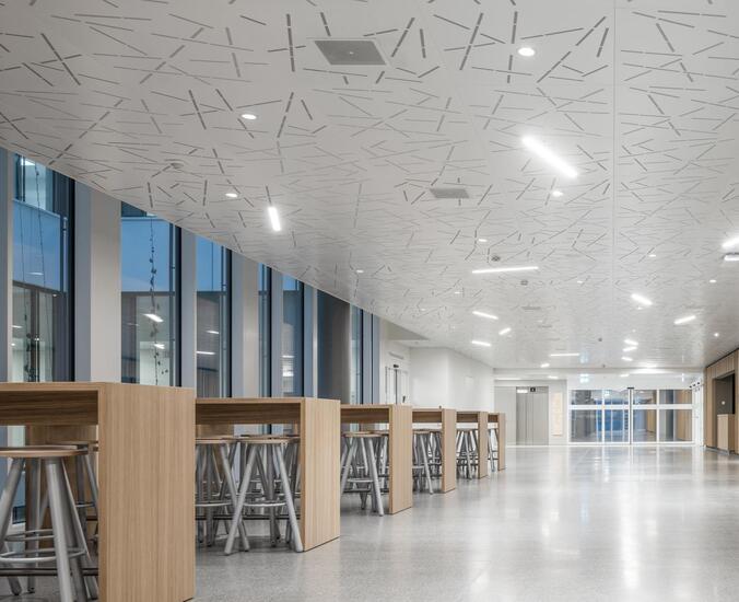 Sitzecke vor dem Personalrestaurant