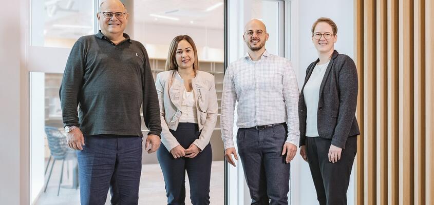Mitarbeiter Apotheke vor neuer KSB Apotheke
